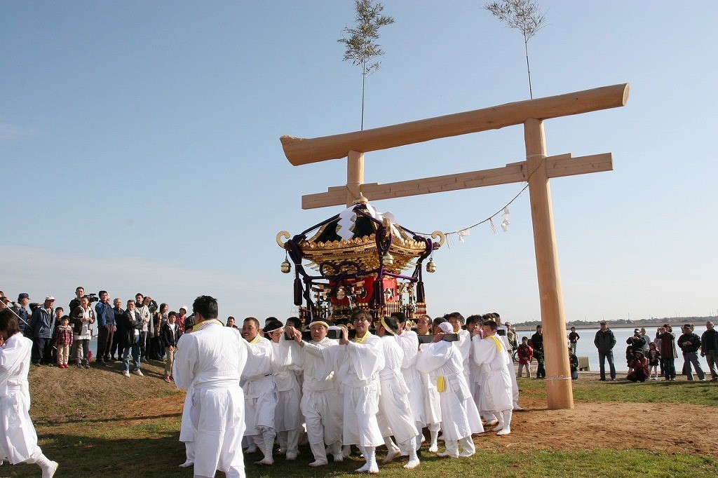 桜井浜の鳥居をくぐる神輿
