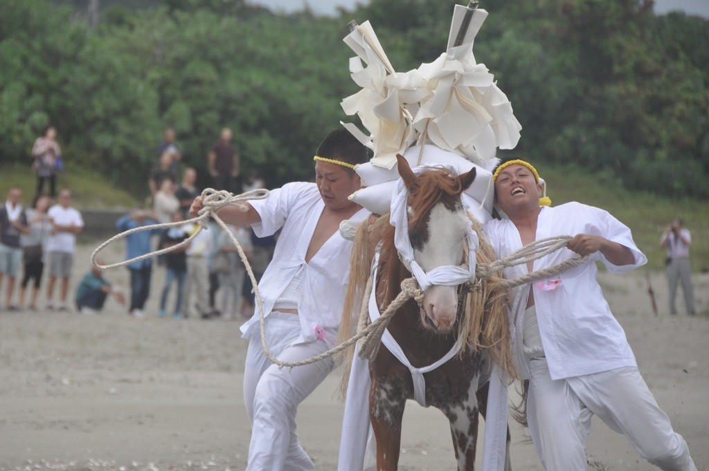 浜を疾走する神馬