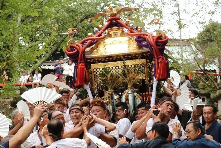 イナダを吊るされた神輿を担ぐ