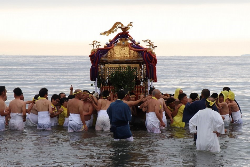 海に入る神輿