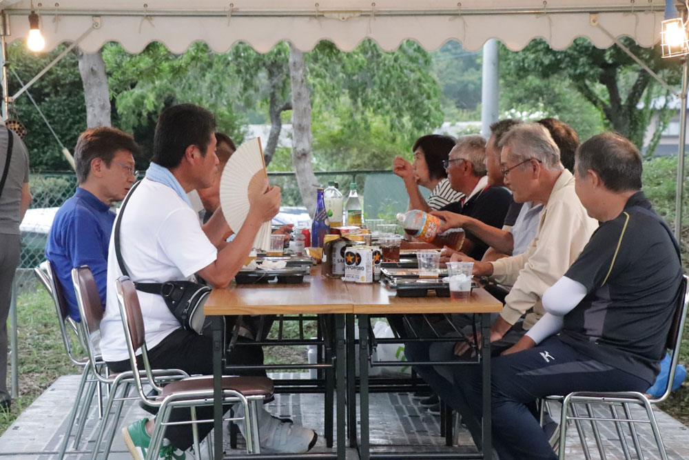 上夕食をとる役員