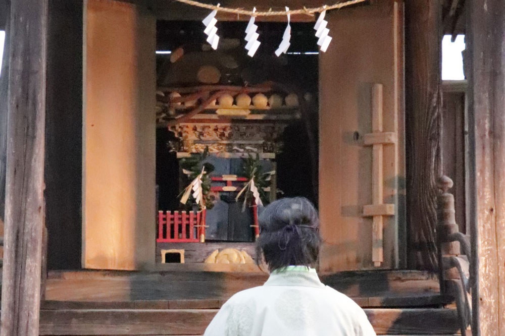 ご神体を社殿の神輿の前に納め