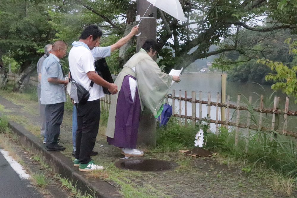 坂田ヶ池でのお浜下り神事