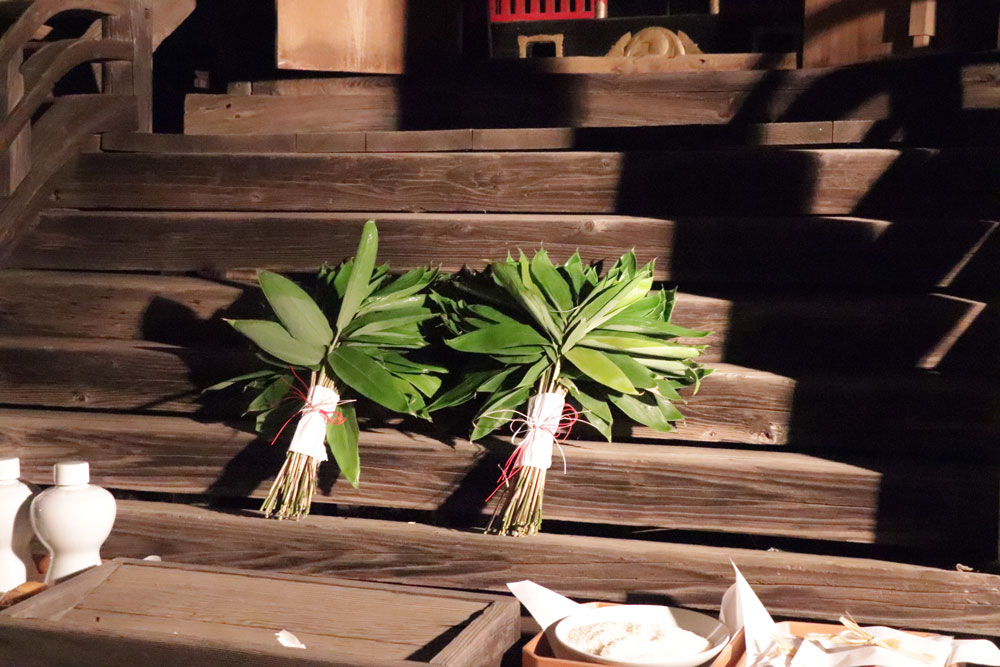 裁着姿にパナマ帽の役員