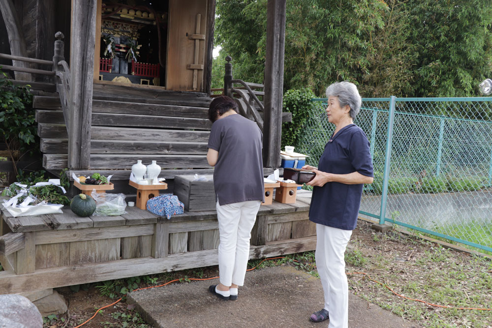 裁着姿にパナマ帽の役員