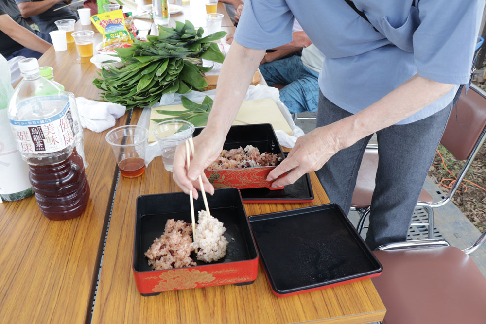 裁着姿にパナマ帽の役員