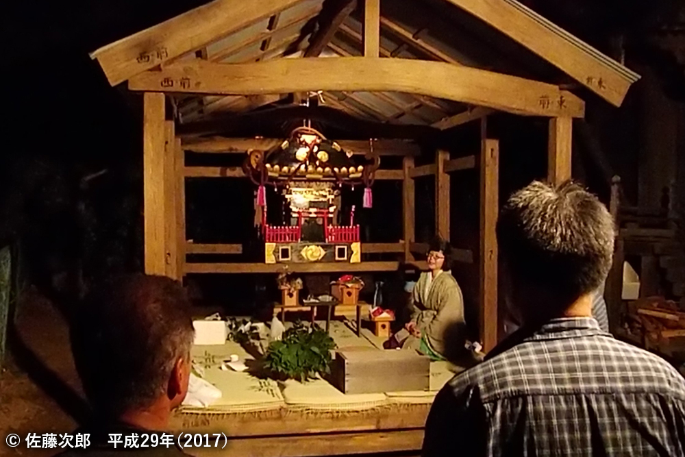 御仮屋に納められた神輿