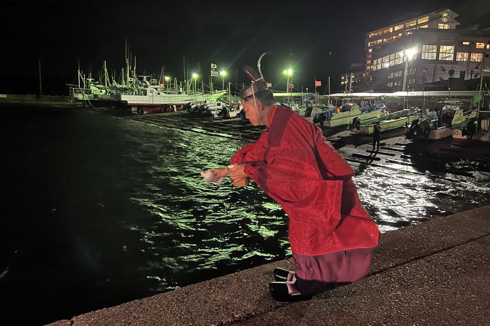 海にお神酒を注ぐ