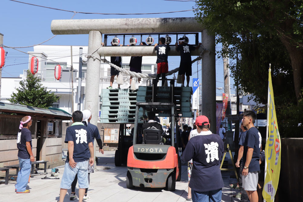 鳥居に提灯をつける