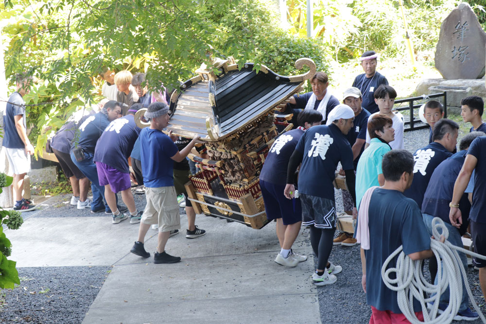 神輿を境内から降ろす