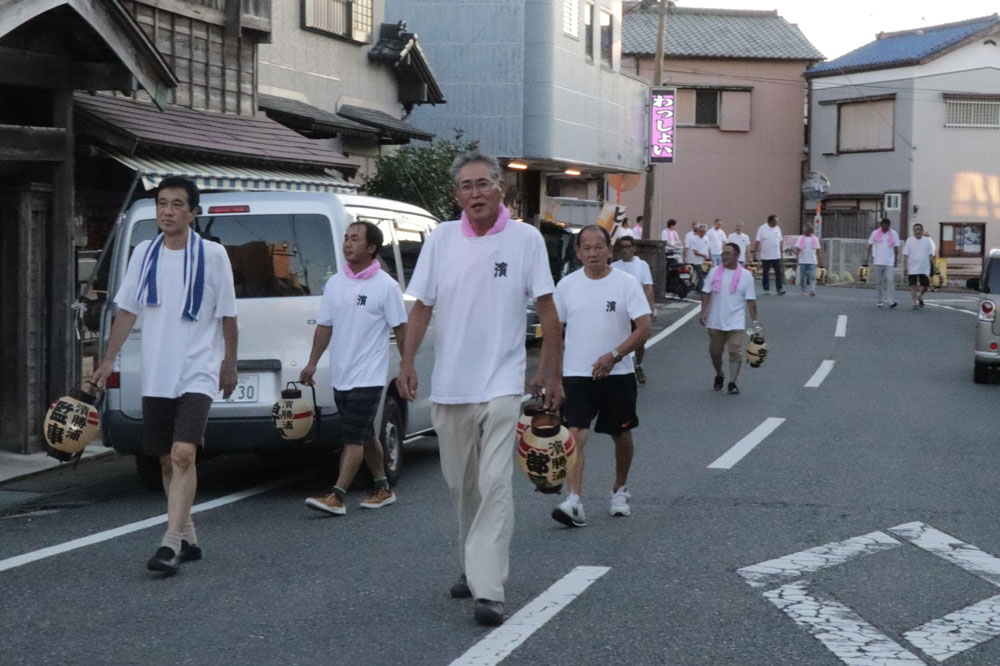 明神講の神事に参加するため神社に上がる役員