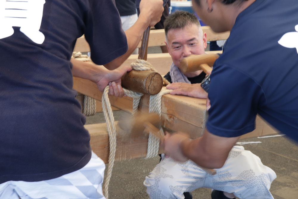 モリ棒を縛る麻縄は木槌を使って締め上げる