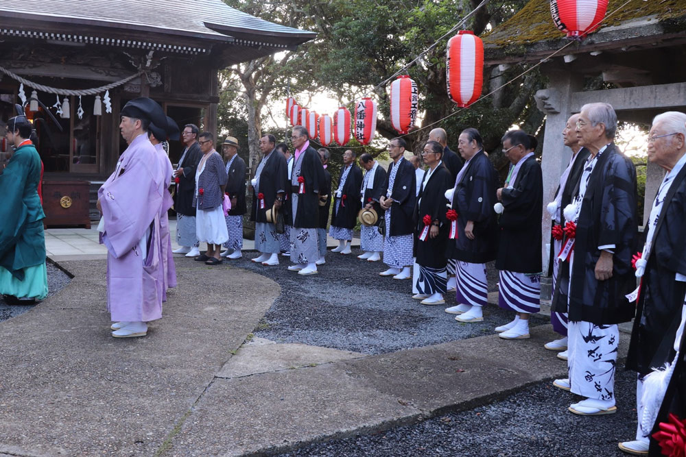 境内に集まった浜区と勝浦三町の役員