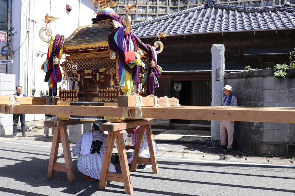 久我家の前に据えられた大神輿