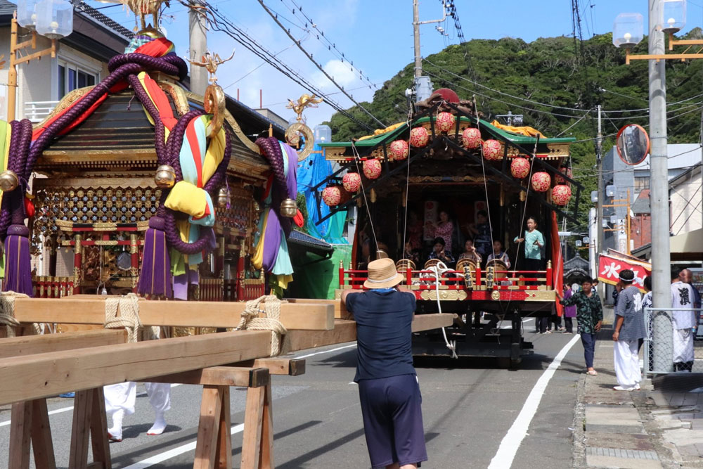 上町祭典事務所では屋台が迎える