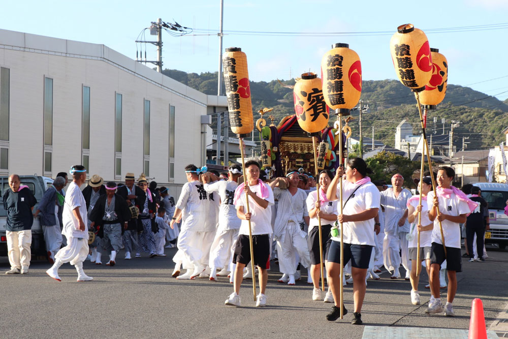 高張提灯を掲げて尊磯に向かう
