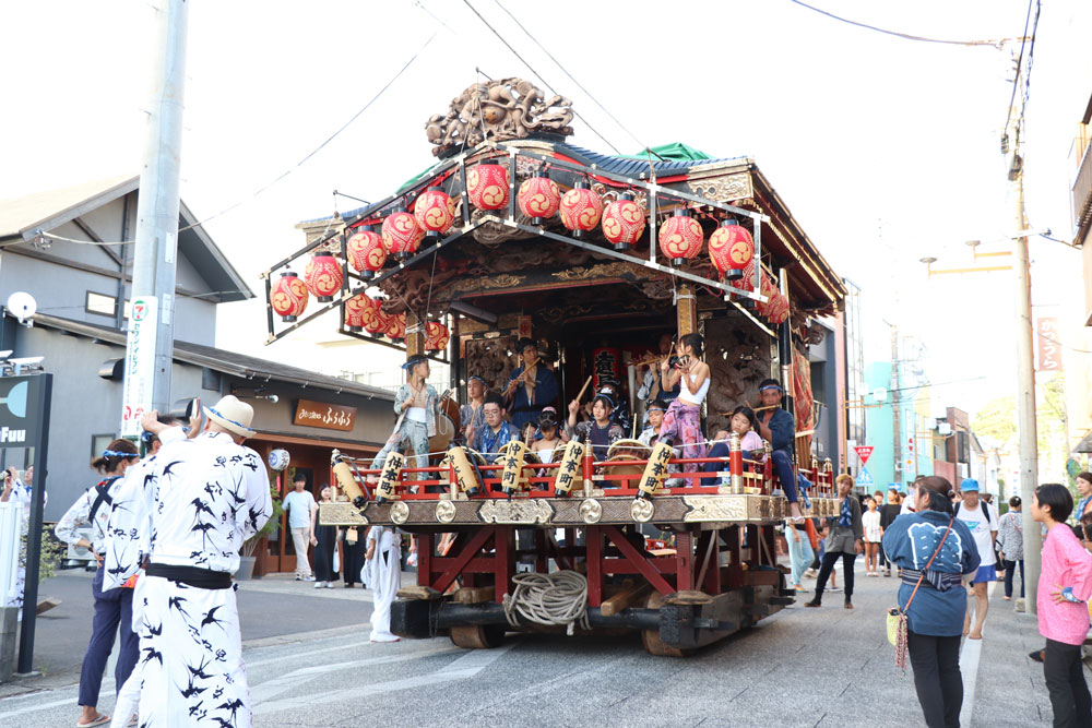 高張提灯を掲げて尊磯に向かう
