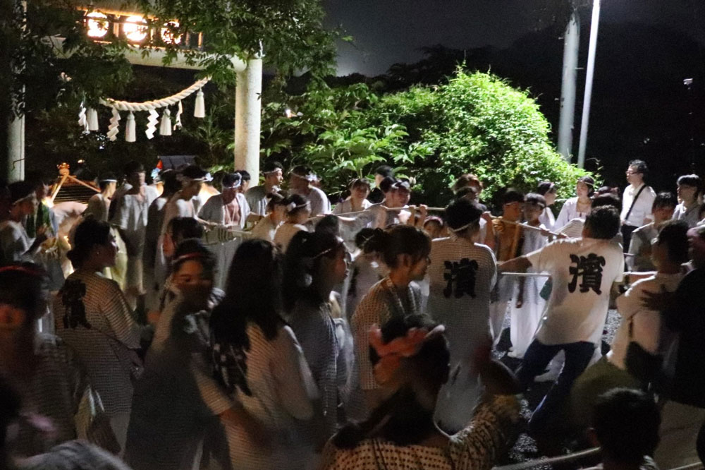 高張提灯を掲げて尊磯に向かう