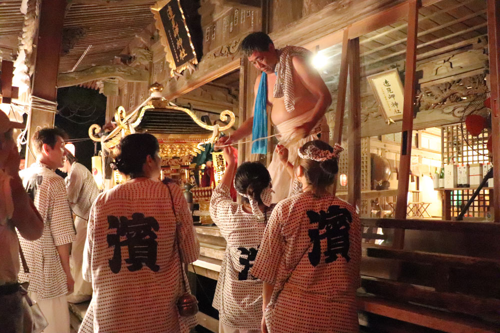 海にお神酒を注ぐ