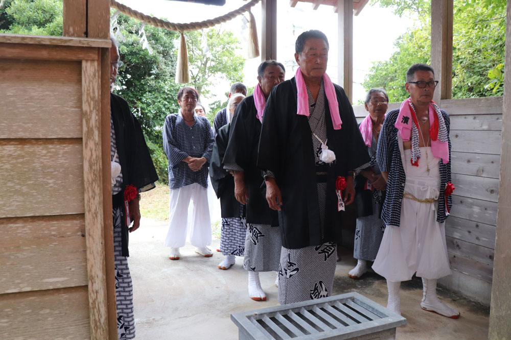 高張提灯を掲げて尊磯に向かう