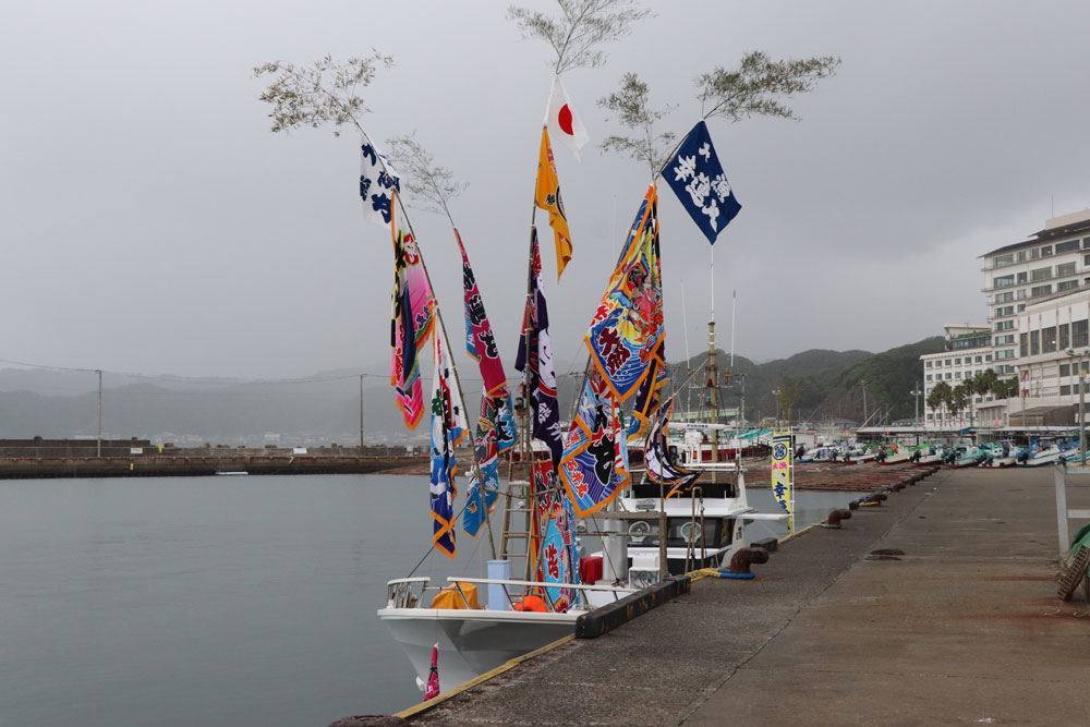 高張提灯を掲げて尊磯に向かう