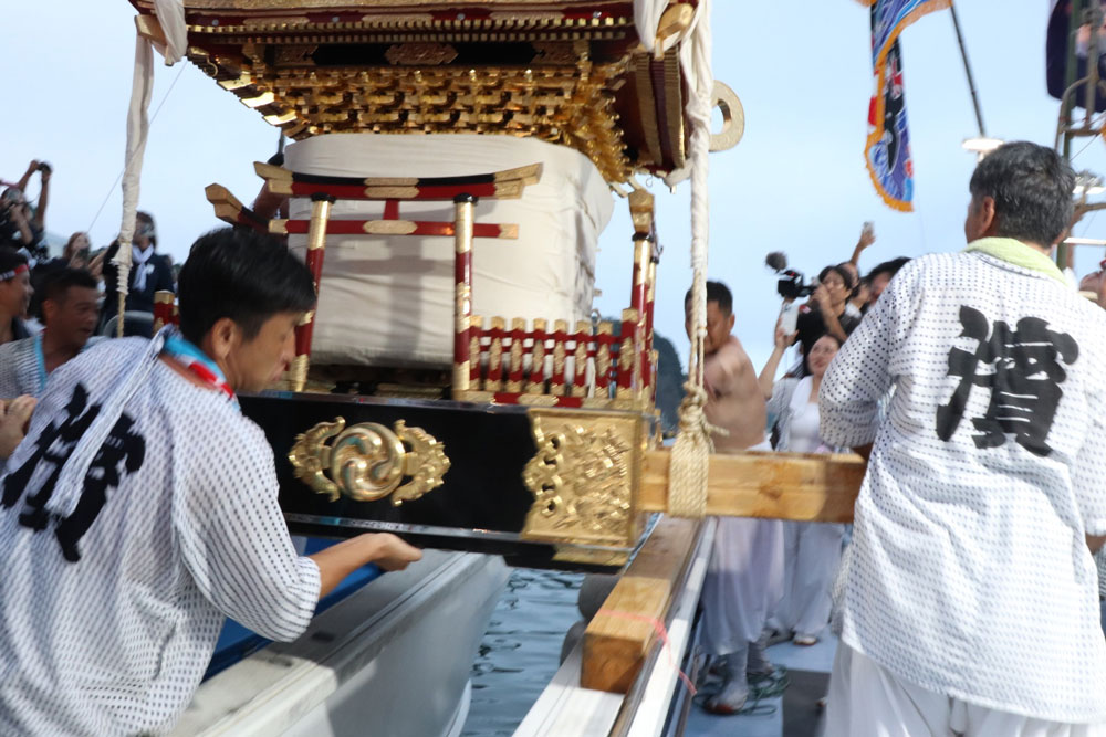 高張提灯を掲げて尊磯に向かう
