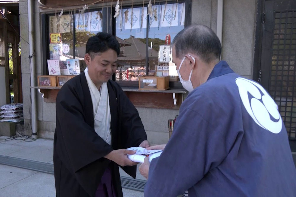 晒を奉納する武内勲さん