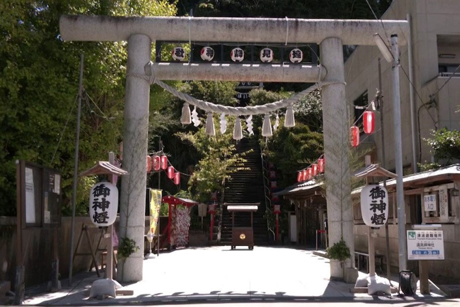遠見岬神社鳥居の飾り付け