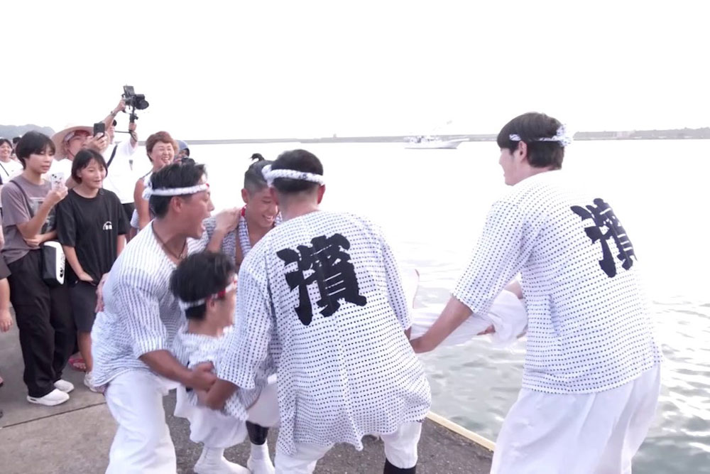 高張提灯を掲げて尊磯に向かう