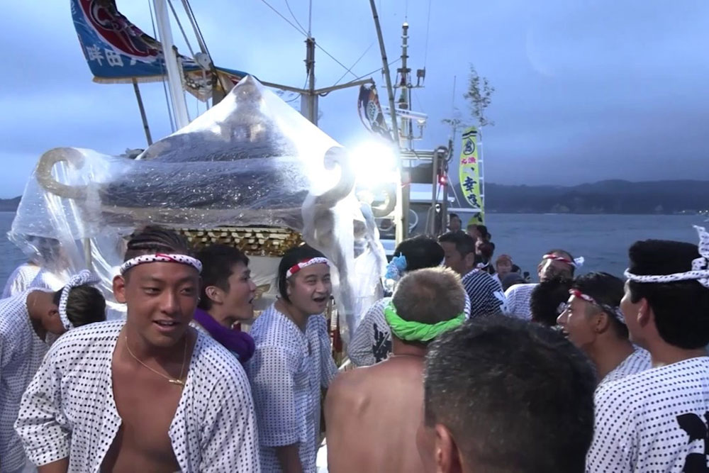 高張提灯を掲げて尊磯に向かう