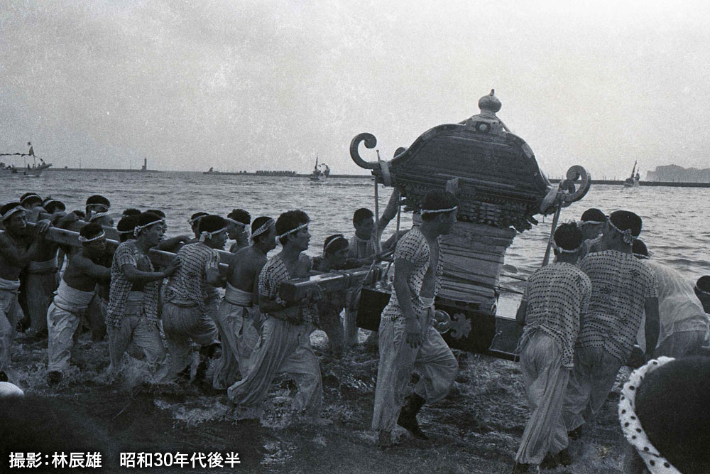 鳥居に提灯をつける
