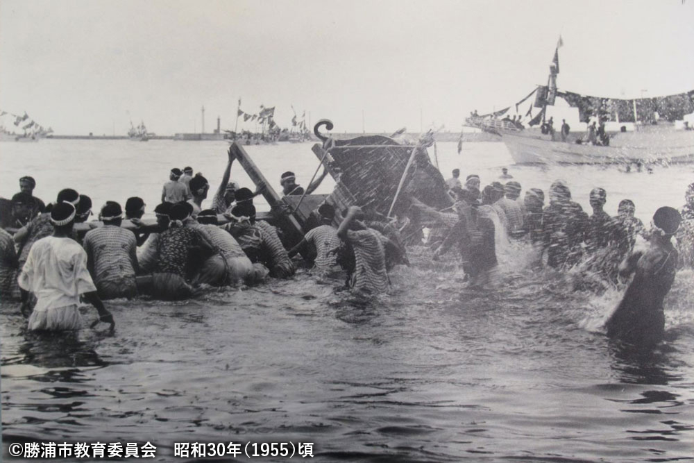 船渡しの船を待たせて神輿を揉む