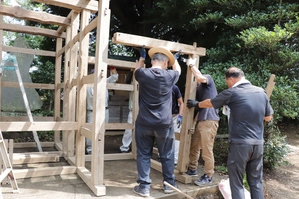 御仮屋の柱を組み上げる