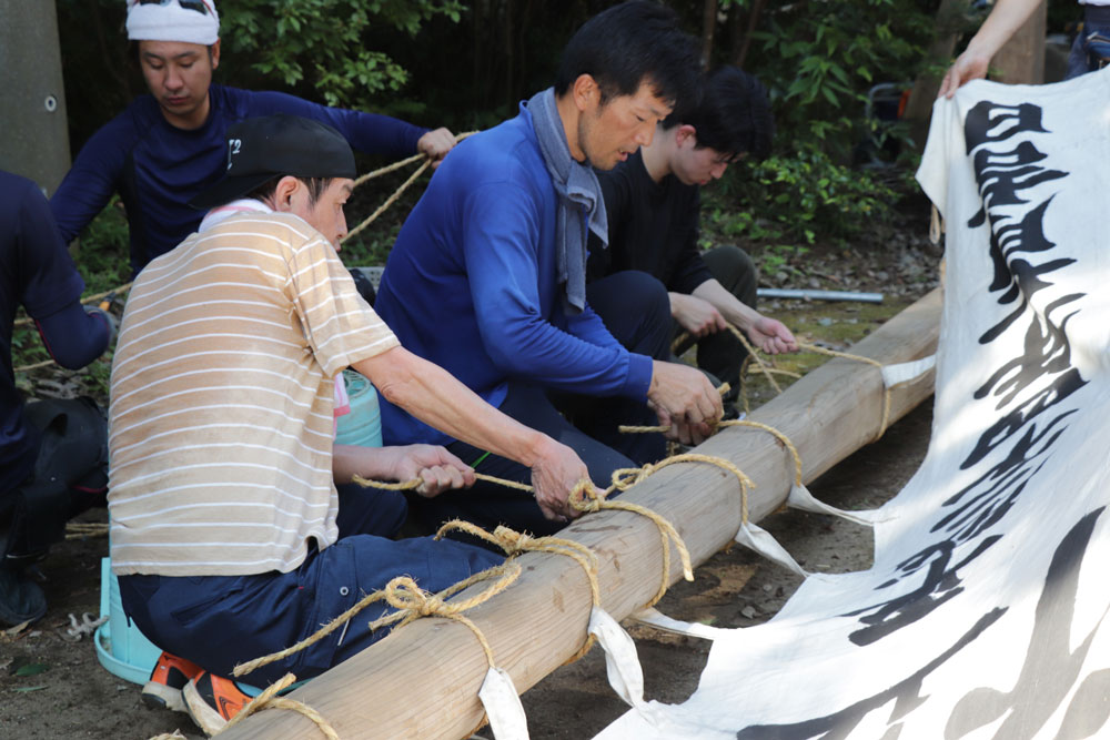 乳を縄で結わえる