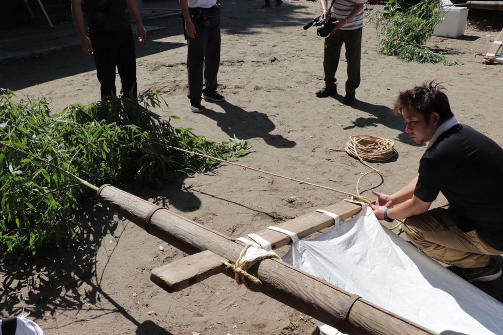 幟の柱に笹を挿す