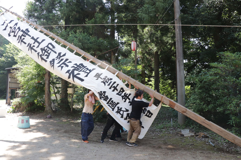 幟を立てる（境内側）