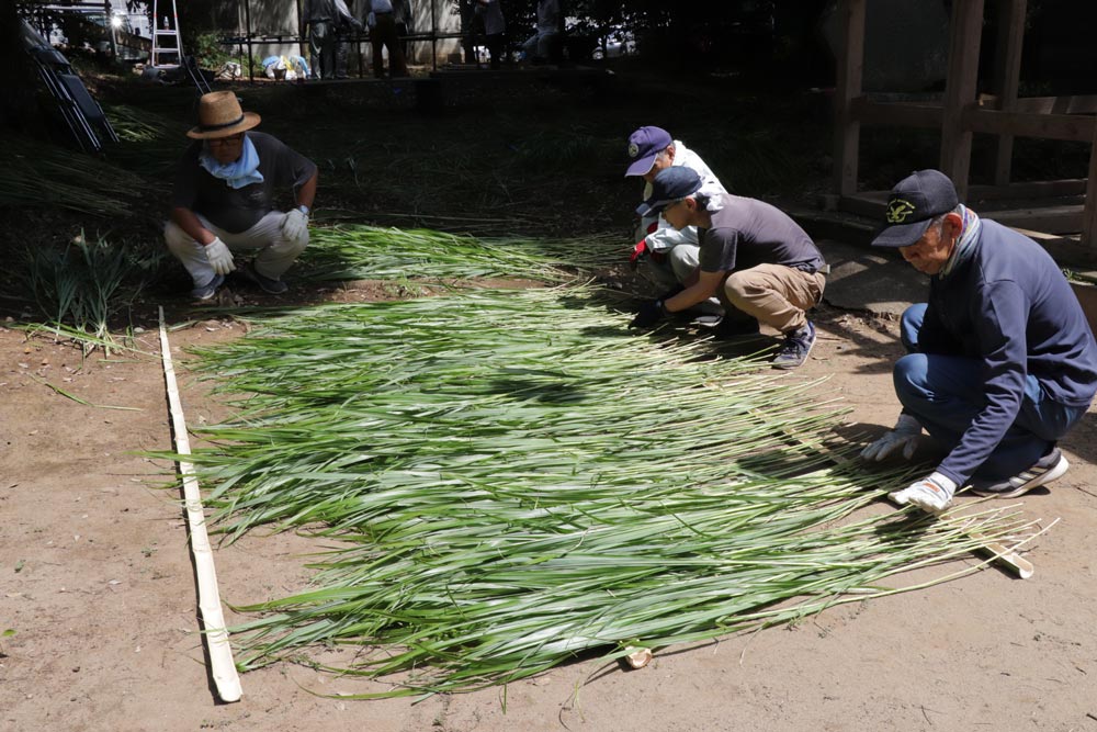 御仮屋の柱を組み上げる