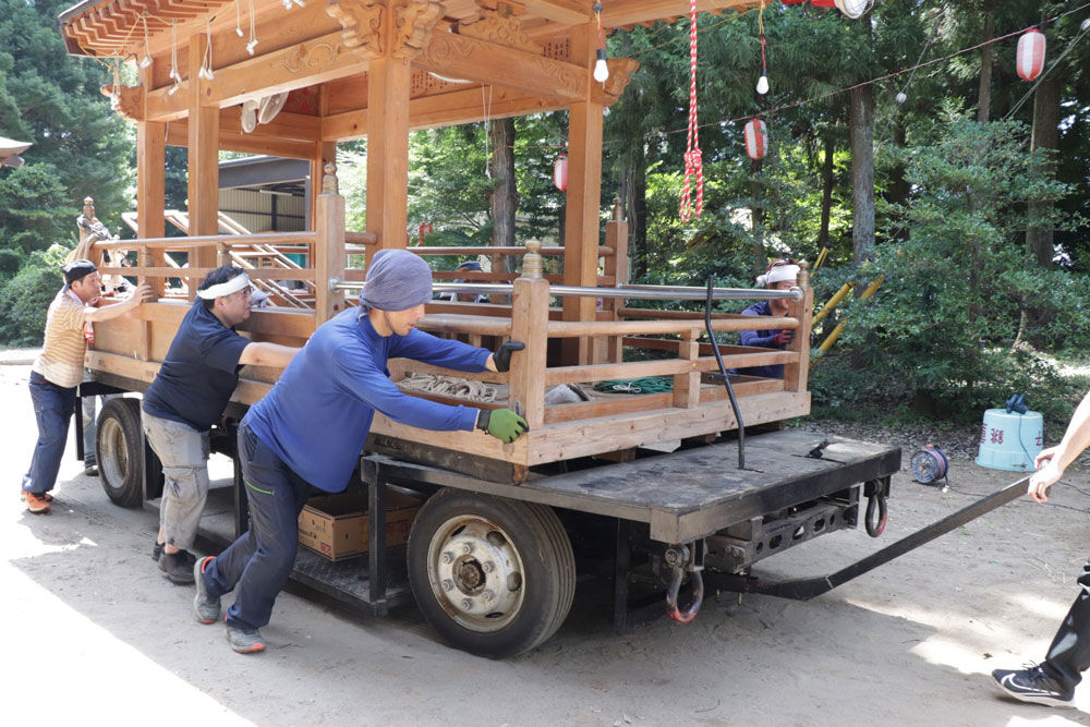 山車はトラックの車体を利用して製作した