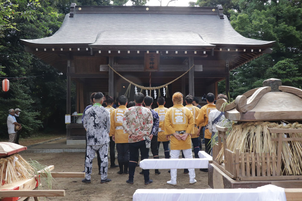 カ祭典に参列する若衆