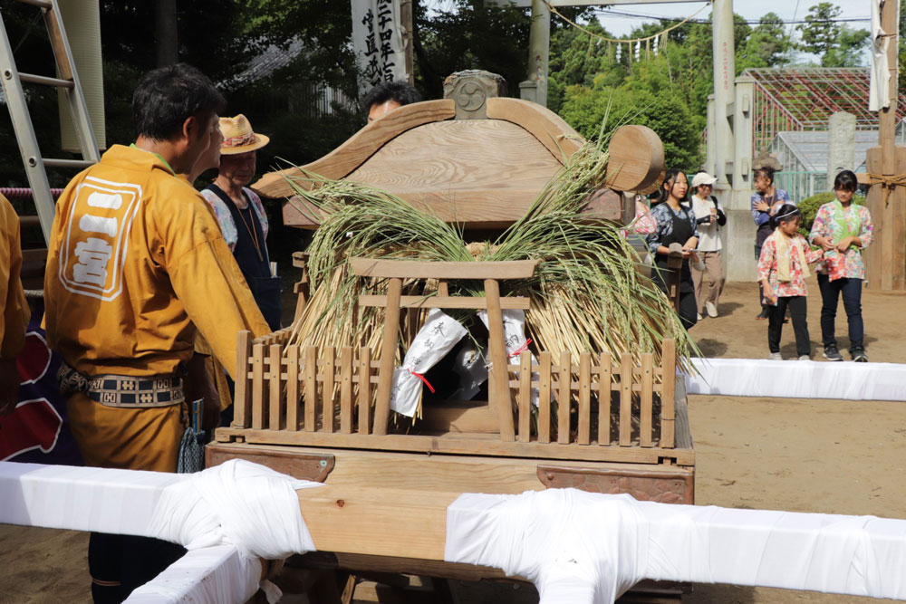 渡御開始を待つ神輿