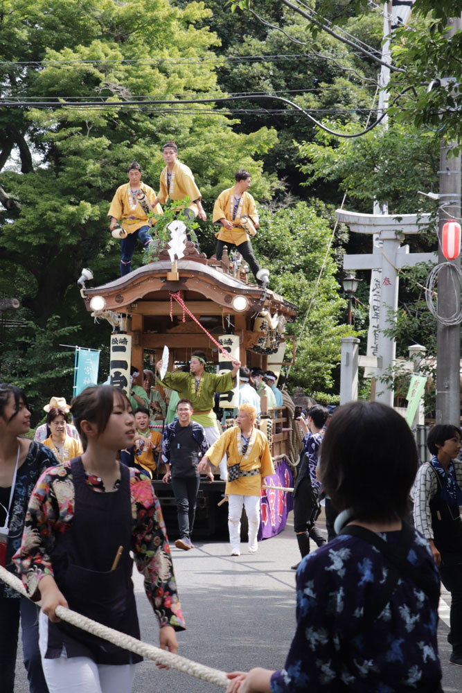 鳥居を出る山車