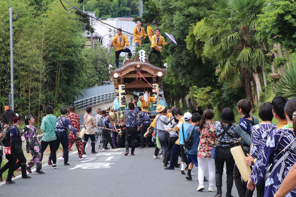 坂を引きあげる