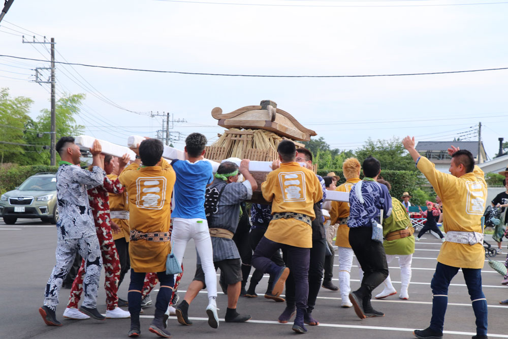 八生公民館で神輿を揉む