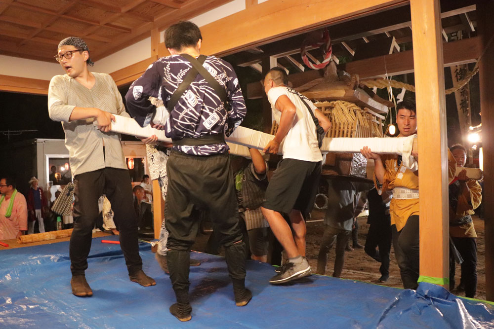 拝殿に入る神輿