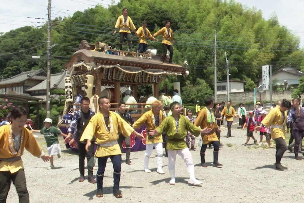 御神酒所で手踊り披露