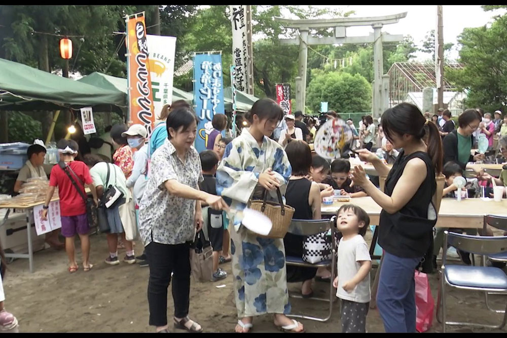 御神酒所の立て札に盛砂をし榊を立てる