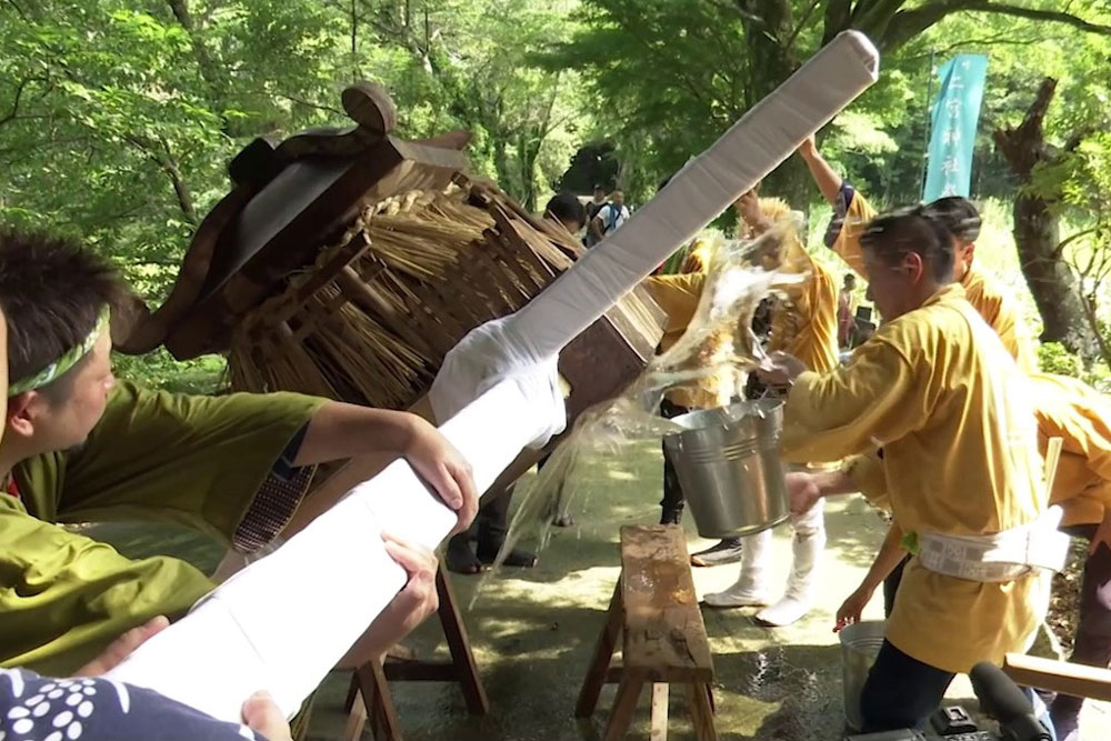 神輿に池の水をかける