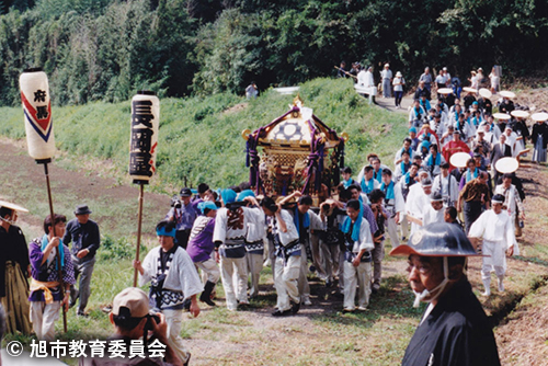 大井戸祭へ向かう神輿（舁夫は長岡・原宿区）