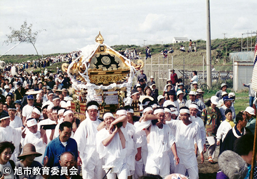三川浜に向かう神輿（舁夫は浜区）
