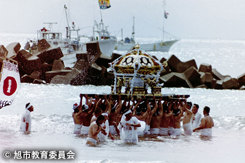 海中に舁き入れられた神輿